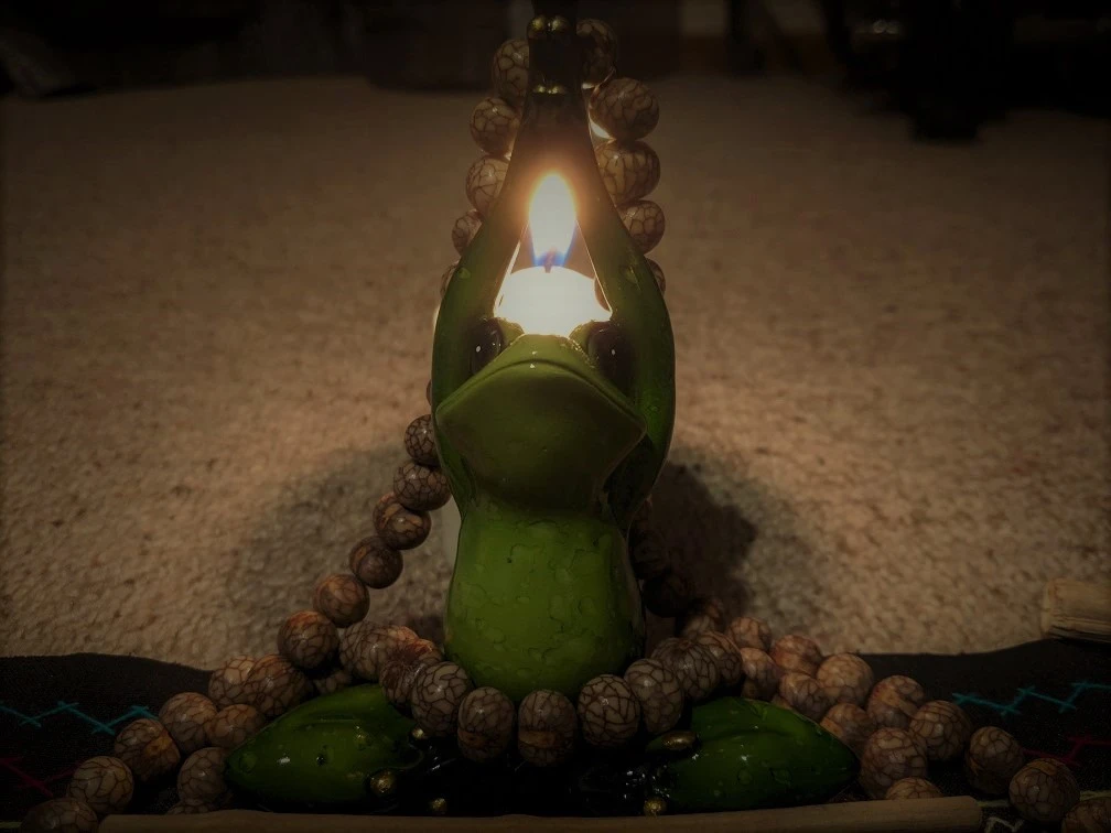 Frog figurine with candle, on a kambo altar